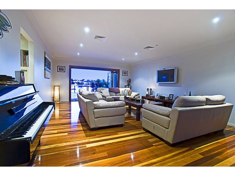 62 Midnight Court, Runaway Bay QLD 4216