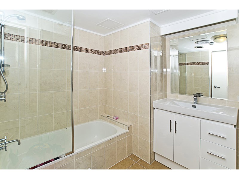 1B/114 Marine Parade, Southport QLD 4215