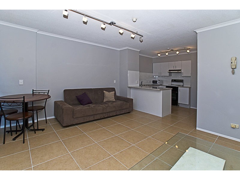 1B/114 Marine Parade, Southport QLD 4215