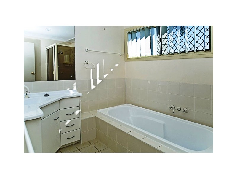 33 Seaspray Street, Paradise Point QLD 4216