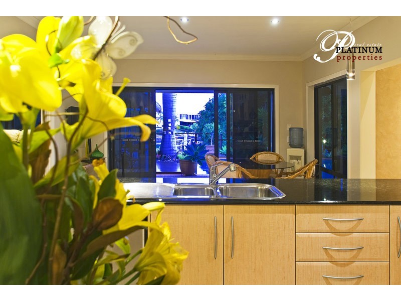 2114 Fernlea Drive, Hope Island QLD 4212