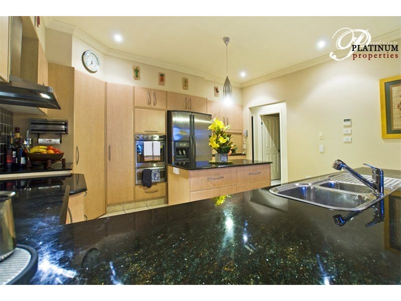 2114 Fernlea Drive, Hope Island QLD 4212