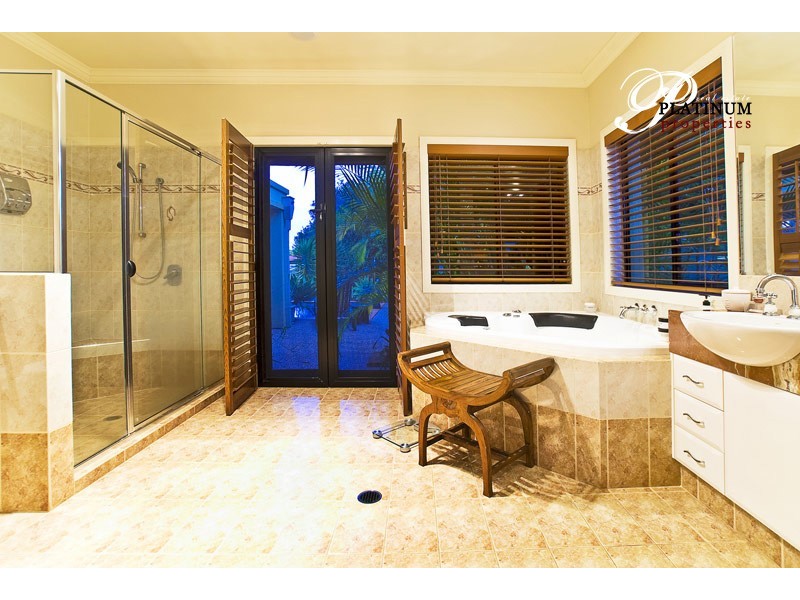 2114 Fernlea Drive, Hope Island QLD 4212