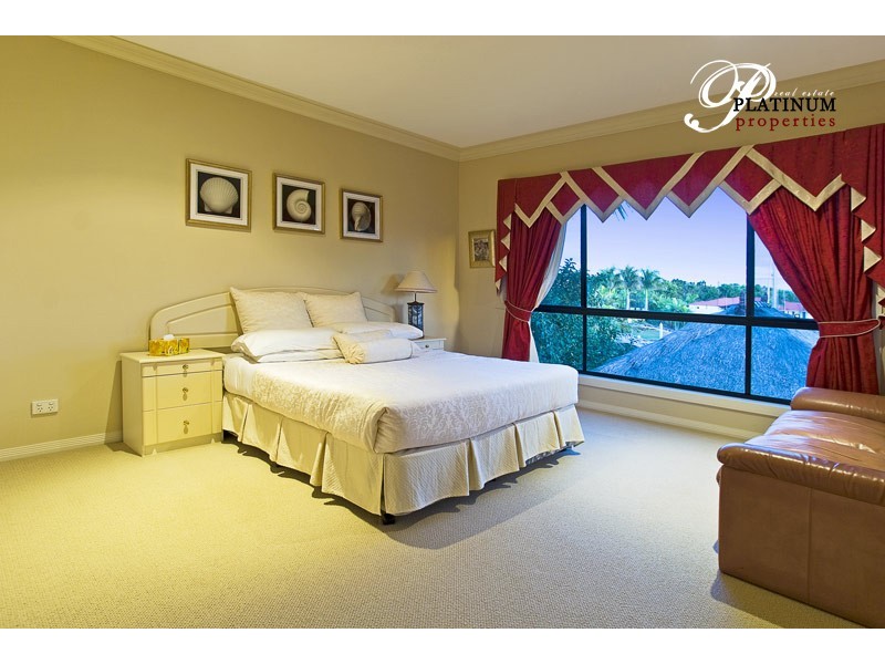 2114 Fernlea Drive, Hope Island QLD 4212