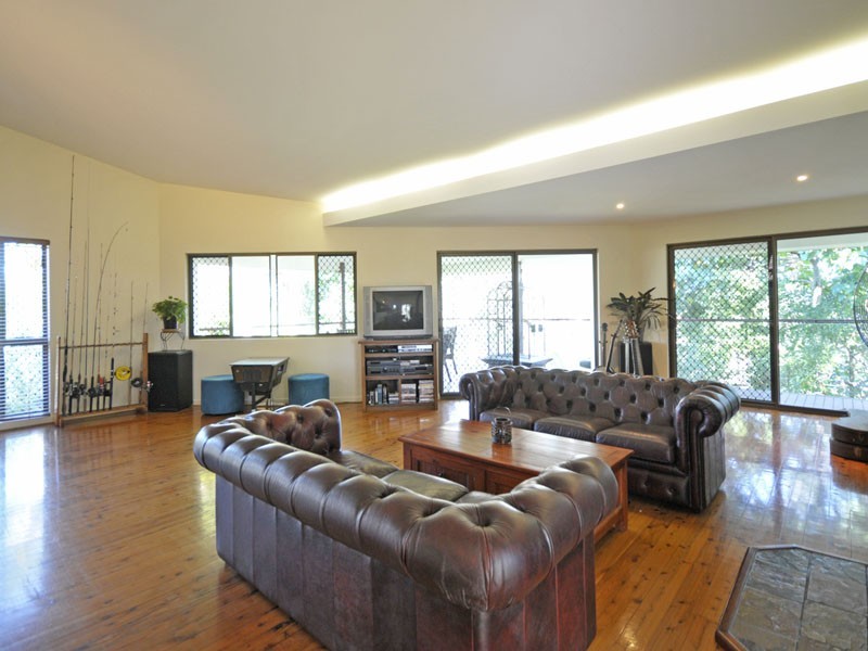 6 The Crescent, Ashmore QLD 4214