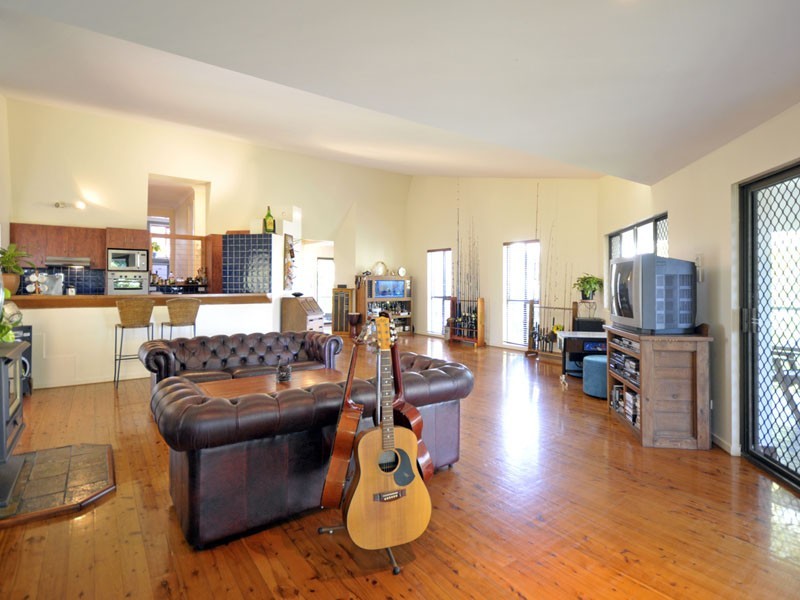 6 The Crescent, Ashmore QLD 4214