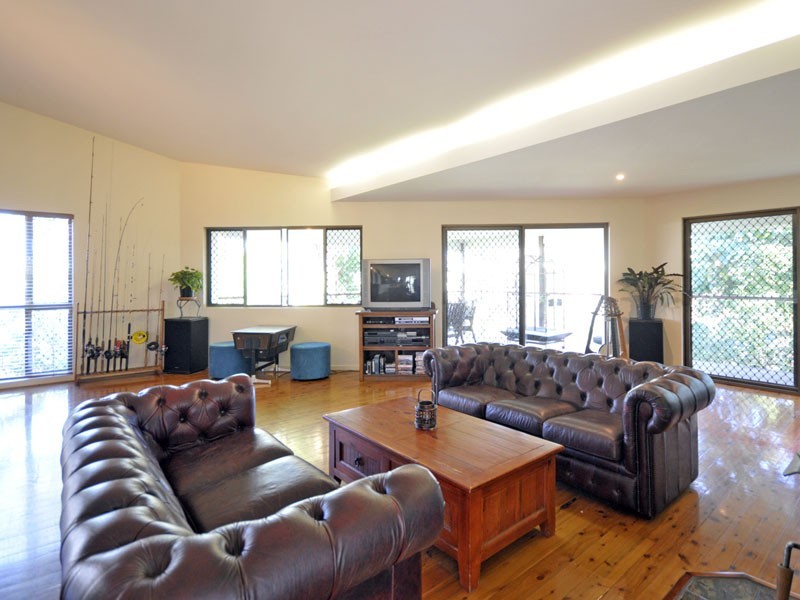 6 The Crescent, Ashmore QLD 4214