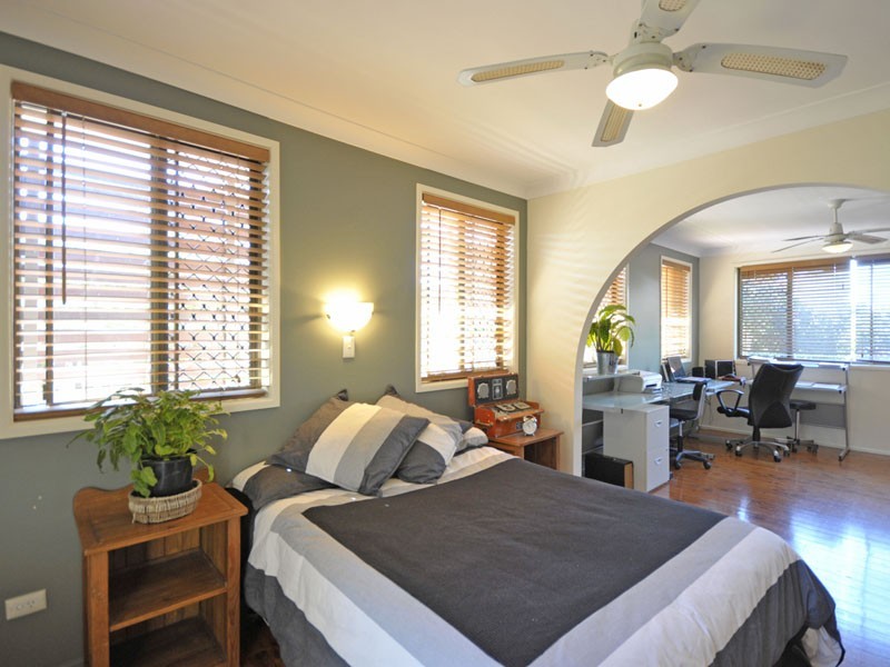 6 The Crescent, Ashmore QLD 4214