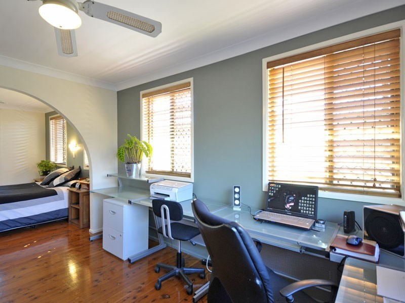 6 The Crescent, Ashmore QLD 4214