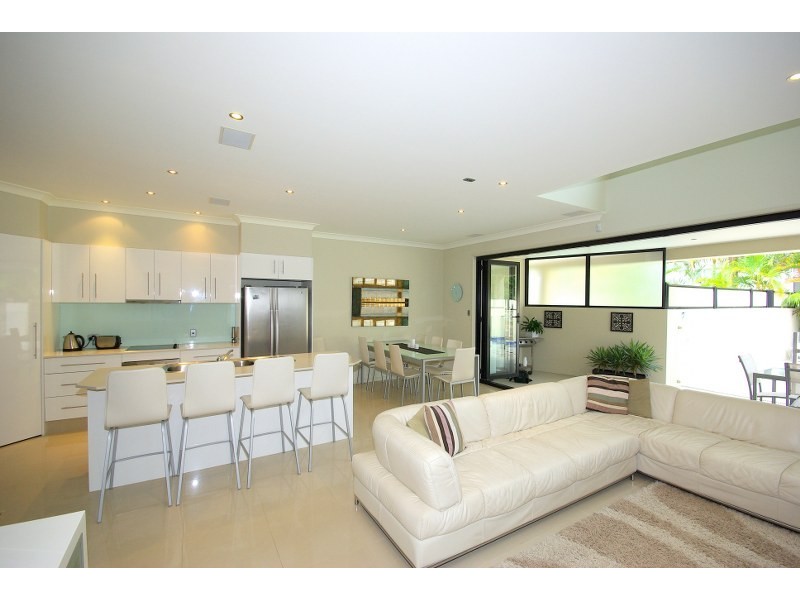 2/15 Jennifer Ave, Runaway Bay QLD 4216