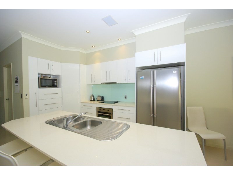 2/15 Jennifer Ave, Runaway Bay QLD 4216