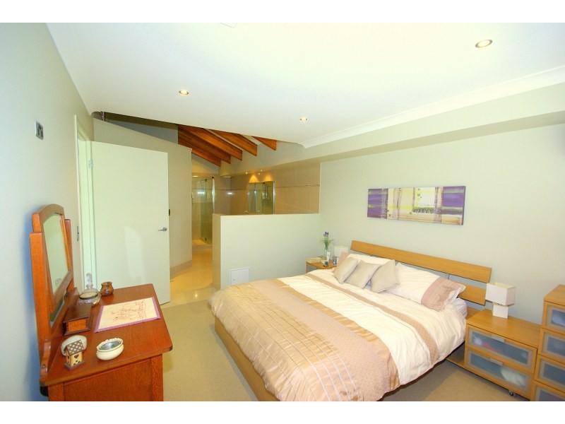 2/15 Jennifer Ave, Runaway Bay QLD 4216