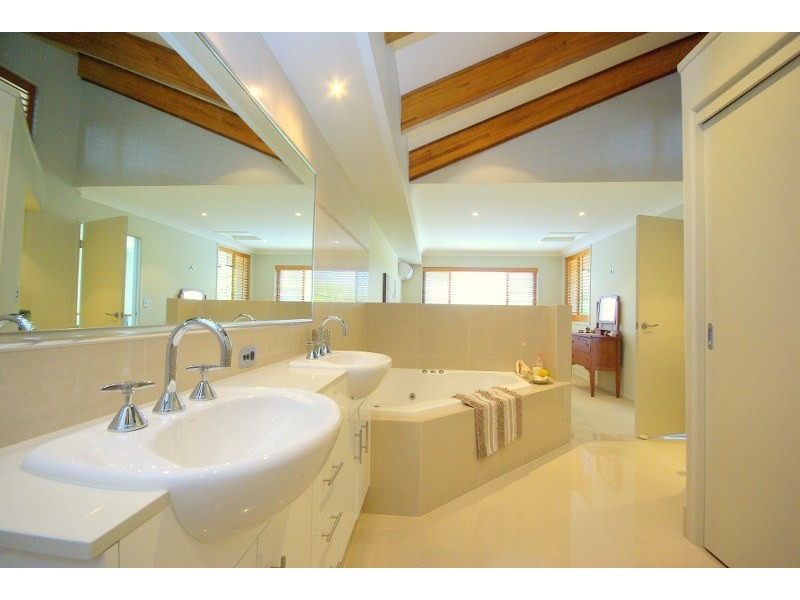 2/15 Jennifer Ave, Runaway Bay QLD 4216