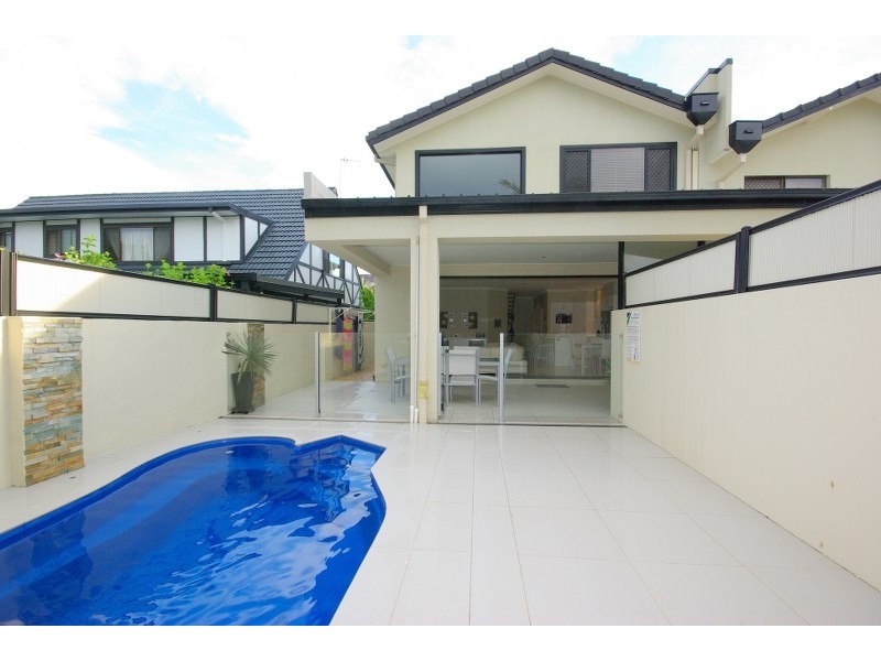 2/15 Jennifer Ave, Runaway Bay QLD 4216