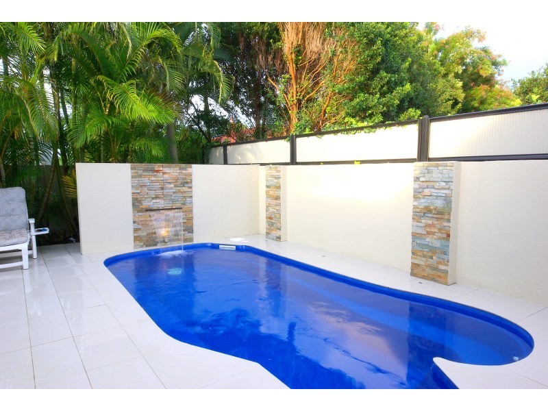 2/15 Jennifer Ave, Runaway Bay QLD 4216