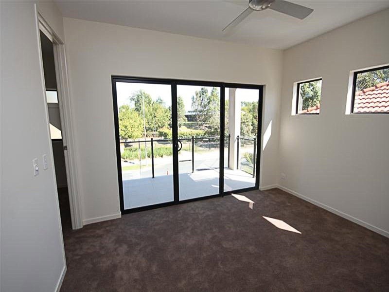 2 Comore Drive, Varsity Lakes QLD 4227