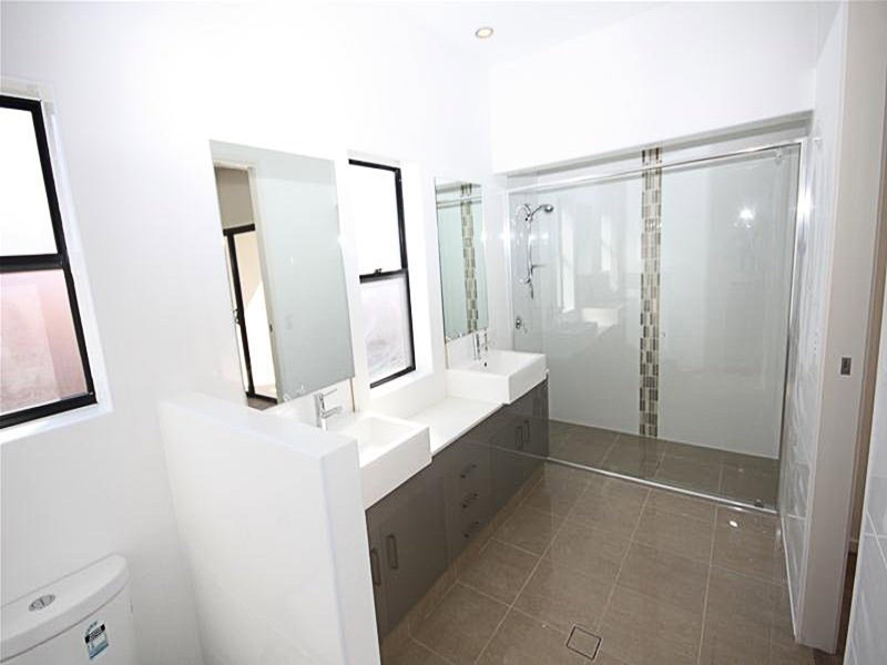 2 Comore Drive, Varsity Lakes QLD 4227