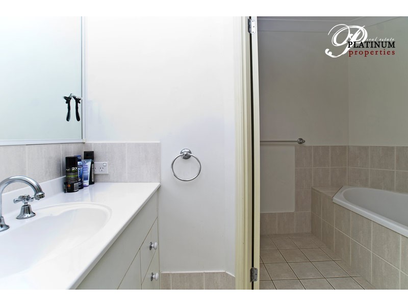1/1 Marybeth Crescent, Molendinar QLD 4214