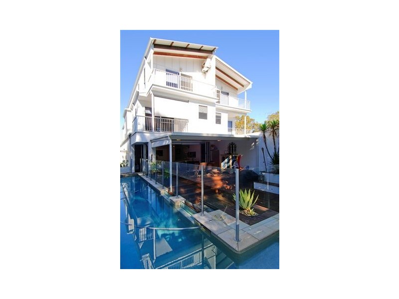 2/17 Errol Avenue, Paradise Point QLD 4216