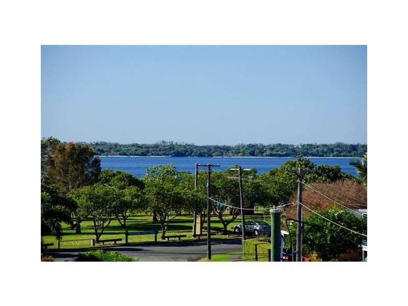 2/17 Errol Avenue, Paradise Point QLD 4216