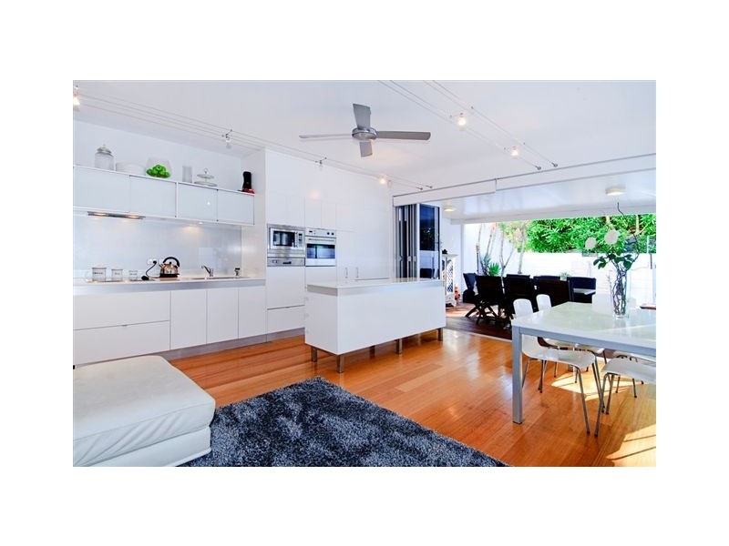 2/17 Errol Avenue, Paradise Point QLD 4216