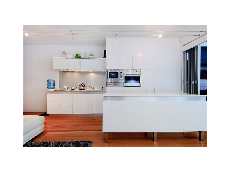 2/17 Errol Avenue, Paradise Point QLD 4216