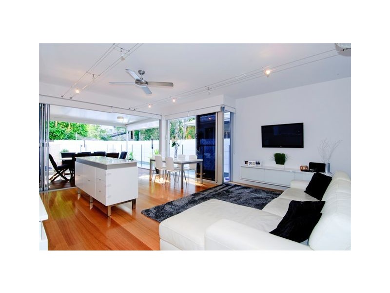 2/17 Errol Avenue, Paradise Point QLD 4216