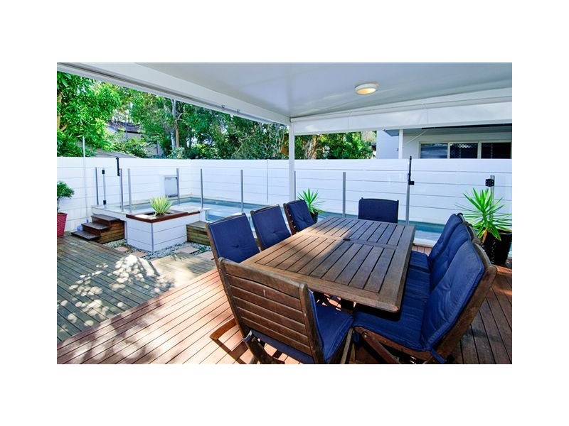 2/17 Errol Avenue, Paradise Point QLD 4216