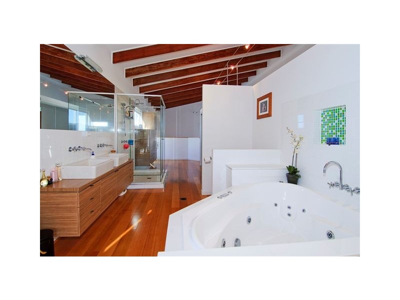 2/17 Errol Avenue, Paradise Point QLD 4216