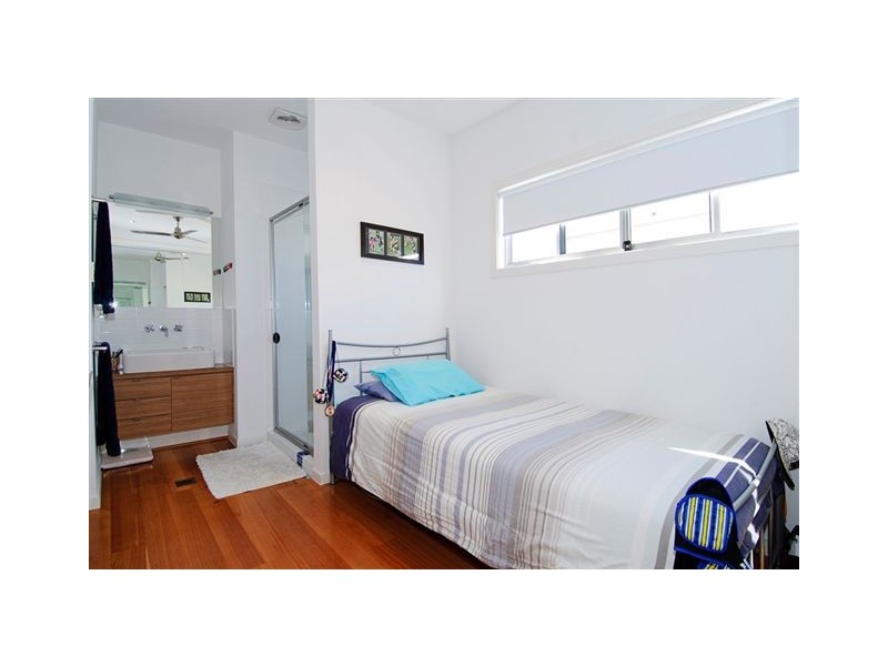 2/17 Errol Avenue, Paradise Point QLD 4216