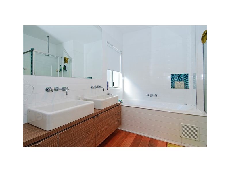 2/17 Errol Avenue, Paradise Point QLD 4216