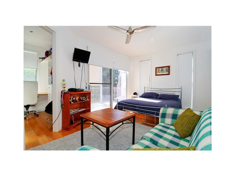 2/17 Errol Avenue, Paradise Point QLD 4216