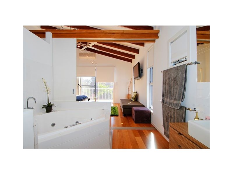 2/17 Errol Avenue, Paradise Point QLD 4216