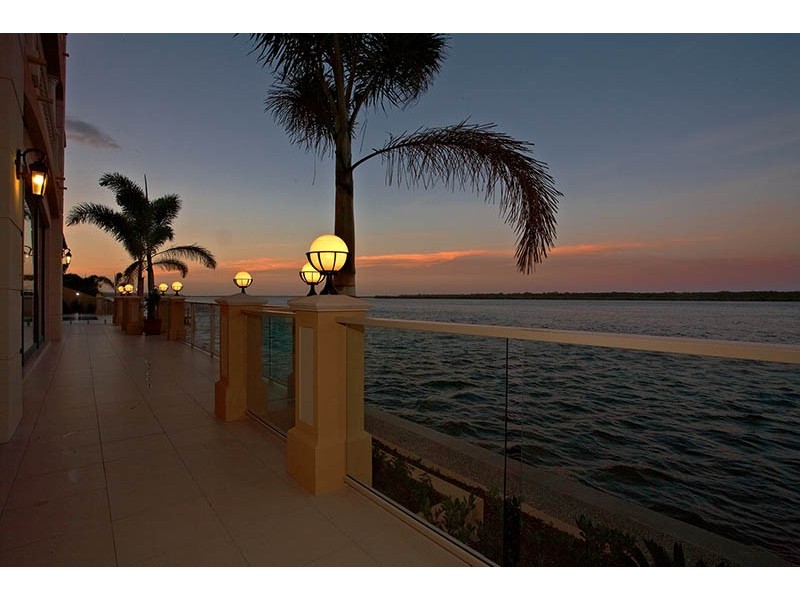 50 Knightsbridge Parade, Sovereign Islands QLD 4216