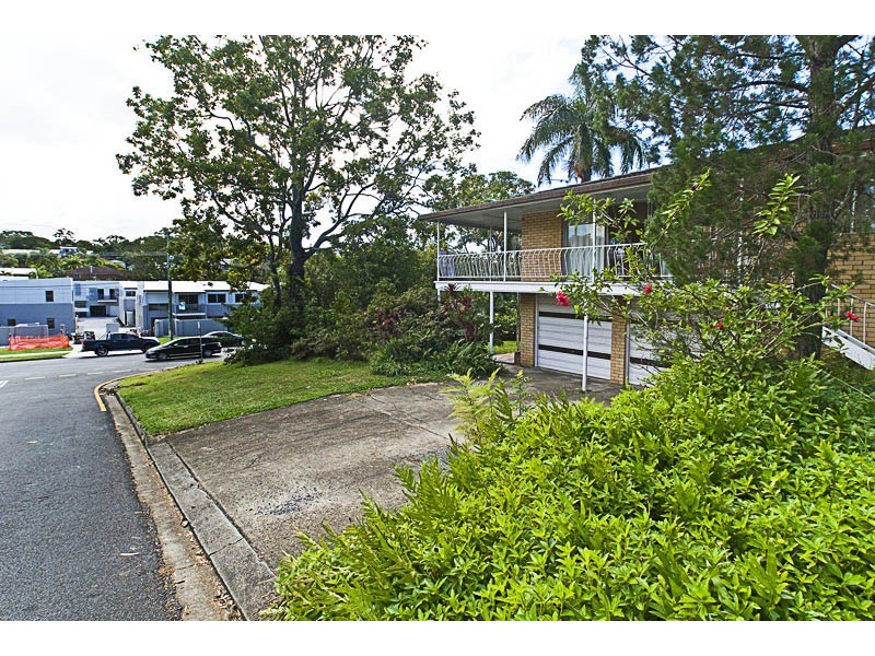 2 Golden Crescent, Southport QLD 4215