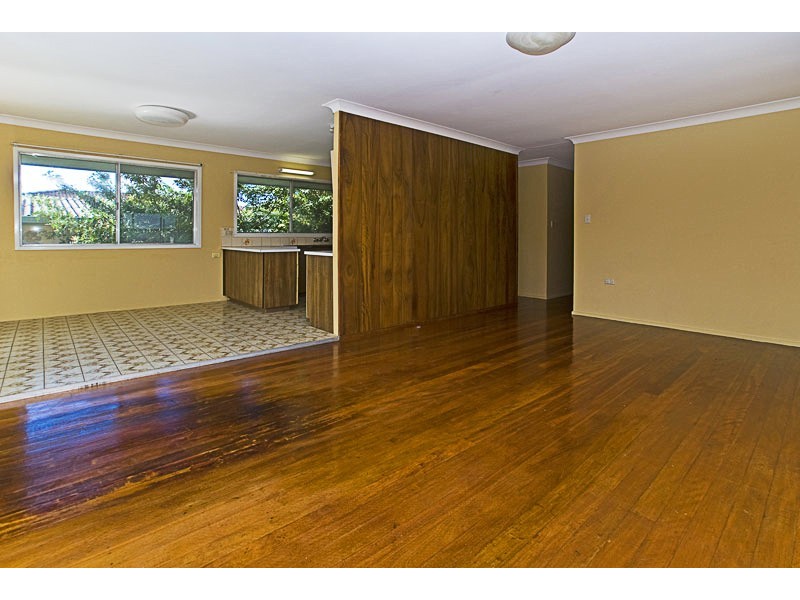 2 Golden Crescent, Southport QLD 4215