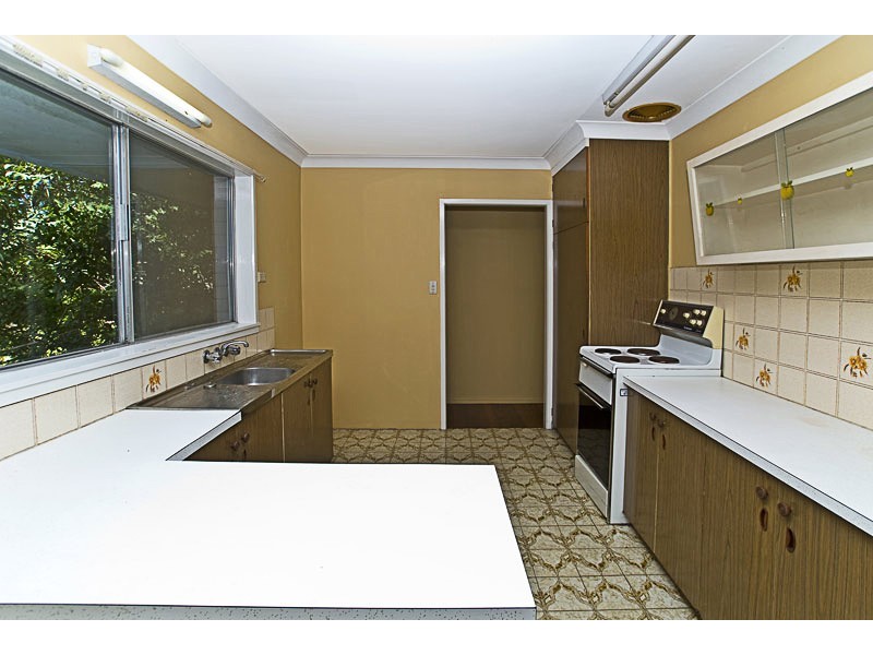 2 Golden Crescent, Southport QLD 4215