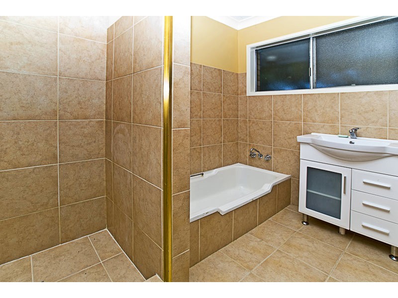 2 Golden Crescent, Southport QLD 4215