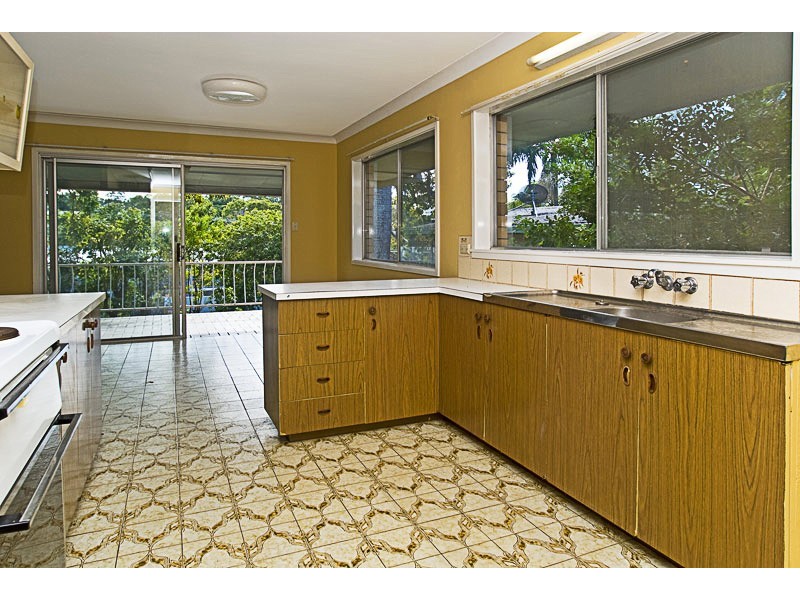 2 Golden Crescent, Southport QLD 4215