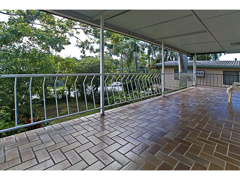 2 Golden Crescent, Southport QLD 4215