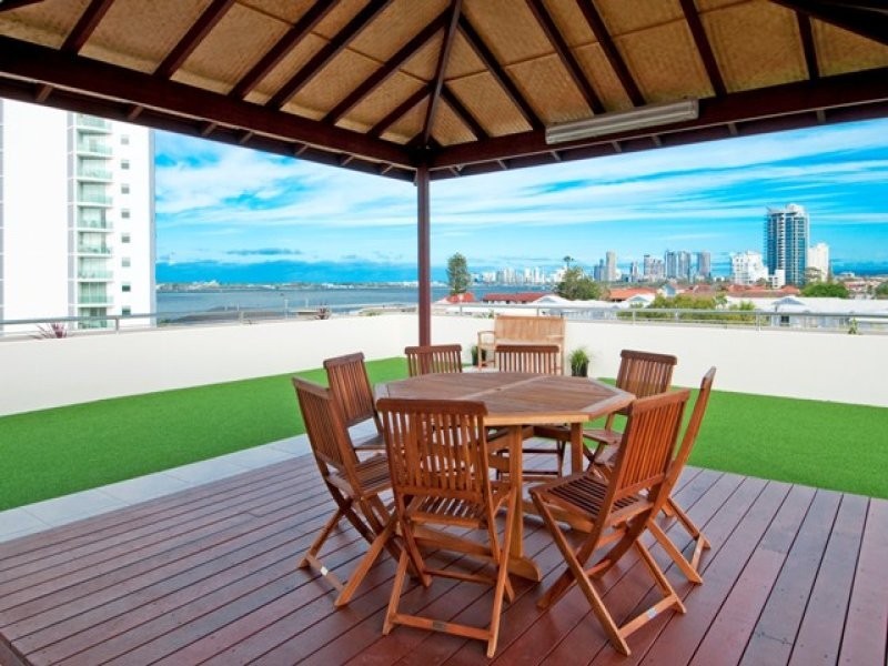 4/10 Imperial Parade, Labrador QLD 4215