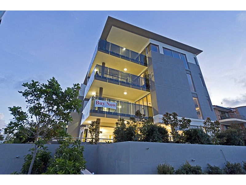 4/10 Imperial Parade, Labrador QLD 4215