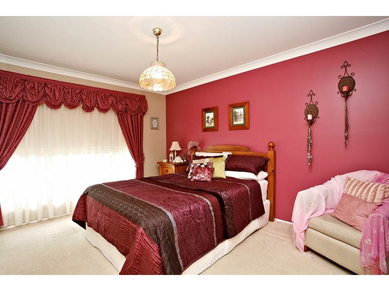 24 Castlerock Court, Wattle Grove NSW 2173