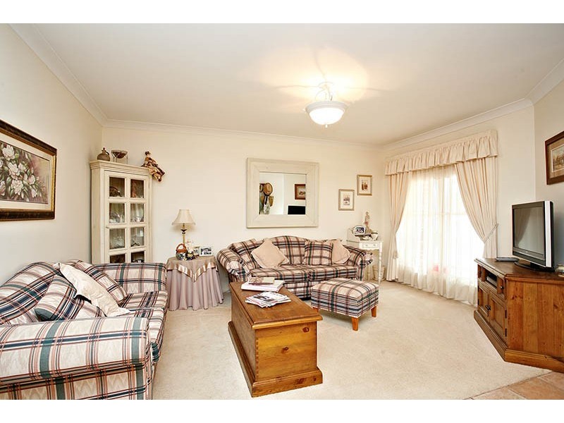 24 Castlerock Court, Wattle Grove NSW 2173