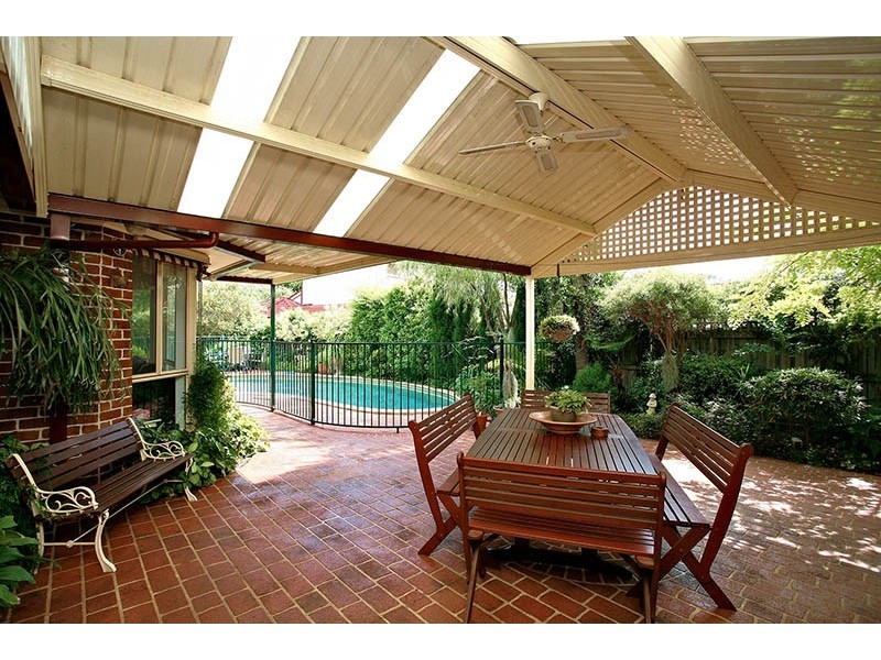 24 Castlerock Court, Wattle Grove NSW 2173