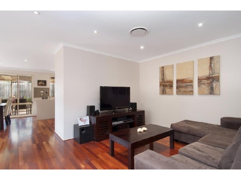 27 Burdekin Crt, Wattle Grove NSW 2173