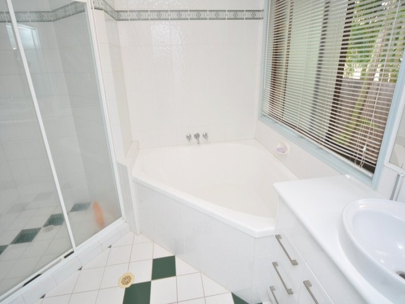 16 Coombe Avenue, Hope Island QLD 4212