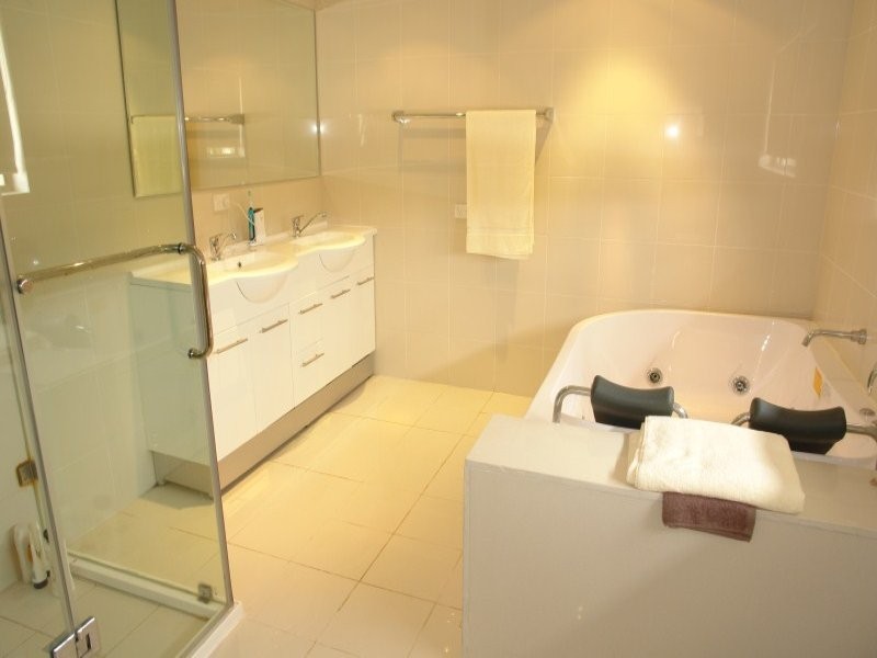 316 Bayview Street, Hollywell QLD 4216