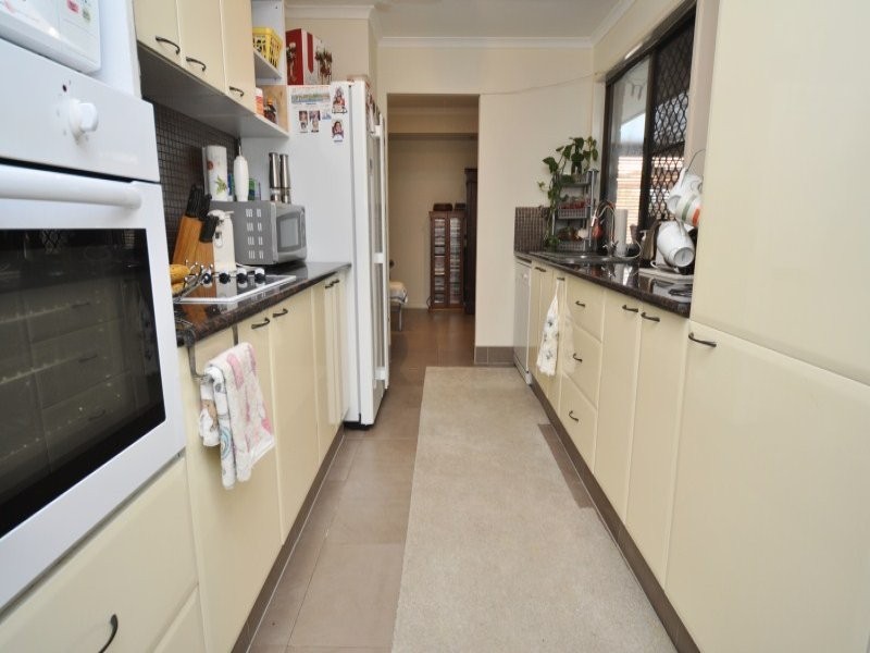 77 Macquarie Avenue, Molendinar QLD 4214
