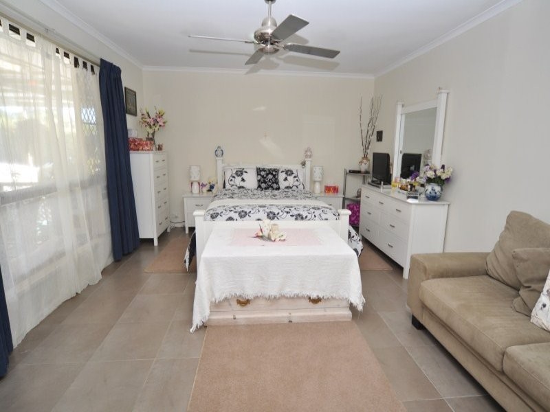 77 Macquarie Avenue, Molendinar QLD 4214